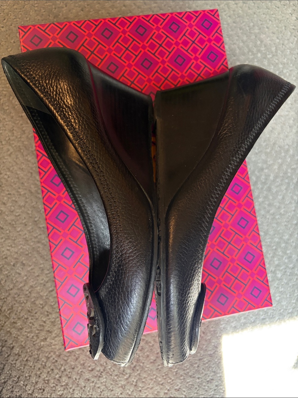 Tory Burch Women's Sally 2 Black Tumbled  Leather Peep Toe Wedges - Picture 6 of 11